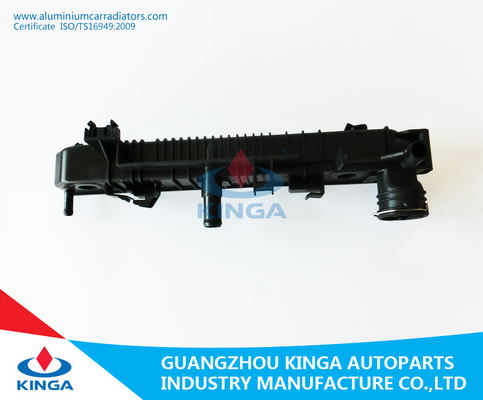 China esprinter plástico 06 de Mercedes de la reparación del tanque del radiador 9065000302/0402/68013630AA EN proveedor