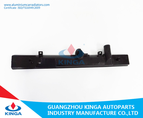 China El tanque de aluminio del radiador del líquido refrigerador de la recogida L200 2.5D 4D56 de Nissan del radiador del desbordamiento parte proveedor