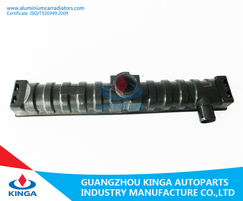 El tanque plástico de la entrada del radiador del Mt de la recogida de Nissan en el color negro para el reemplazo proveedor