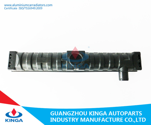El tanque plástico de la entrada del radiador del Mt de la recogida de Nissan en el color negro para el reemplazo proveedor