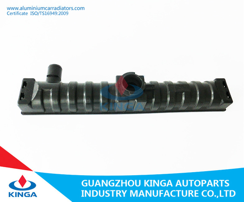 El tanque plástico de la entrada del radiador del Mt de la recogida de Nissan en el color negro para el reemplazo proveedor