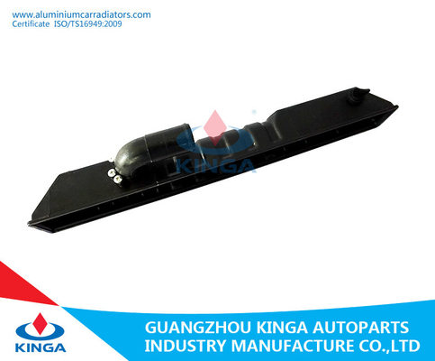 El tanque plástico del mercado del radiador para Toyota Hilux 2,4 (D) materiales del Mt Raiator el PA66+GF30% proveedor